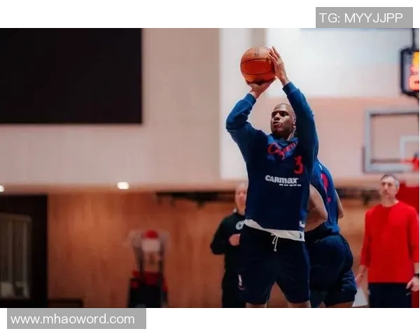 快船全员积极备战明日季前赛首战广州训练照曝光 快船全员积极备战明日季前赛首战广州训练照曝光