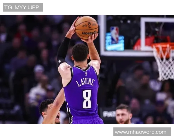 萨城对决库里拉文三分雨下19分4板2助1断展现全能表现 萨城对决库里拉文三分雨下19分4板2助1断展现全能表现