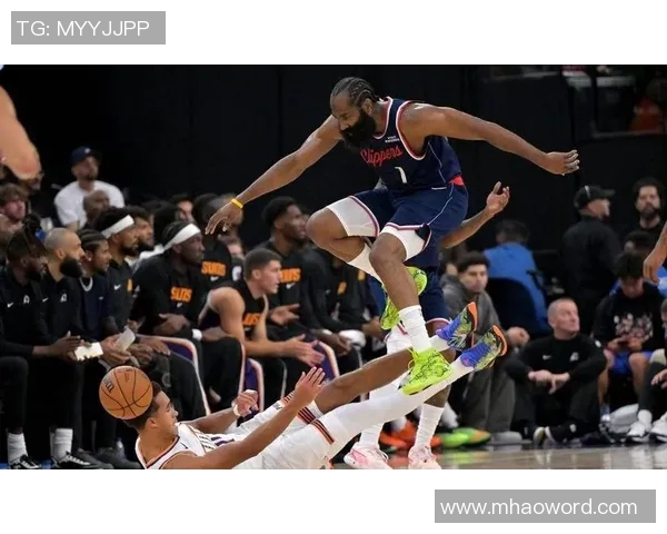 莱昂纳德半场状态火热三分球连中五记砍下18分助球队争胜 莱昂纳德半场状态火热三分球连中五记砍下18分助球队争胜