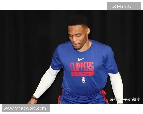 威少训练馆挥汗如雨新赛季去向仍悬而未决引发球迷热议 威少训练馆挥汗如雨新赛季去向仍悬而未决引发球迷热议